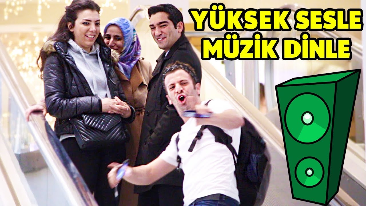 YÜRÜYEN MERDİVENDE YÜKSEK SESLİ MÜZİK DİNLEME