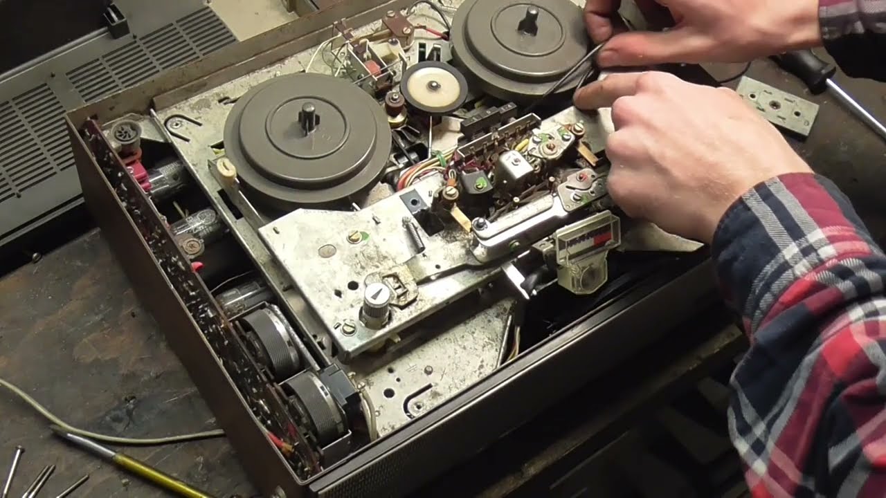 Changing Belts PROPERLY: Grundig TK149