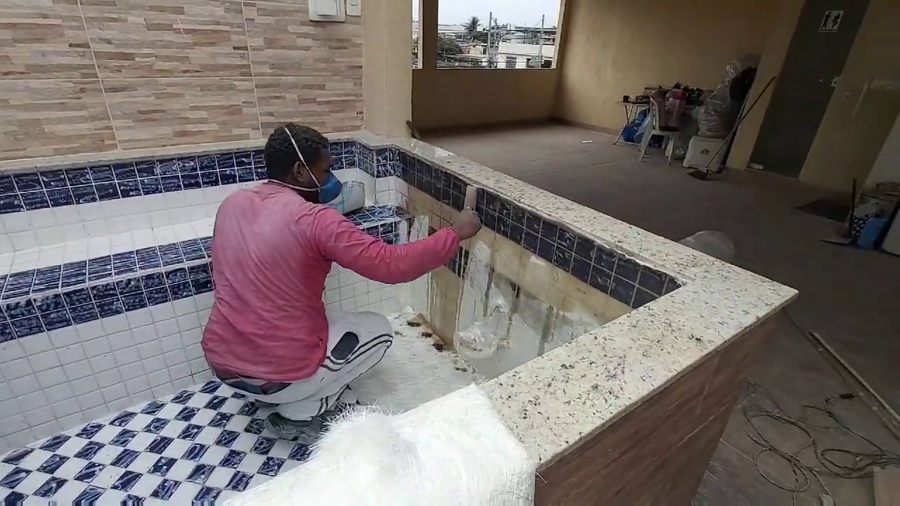 Piscina de azulejos linda + Estava com vazamentos  Transformada em Fibra de vidro Equipe MM Piscina