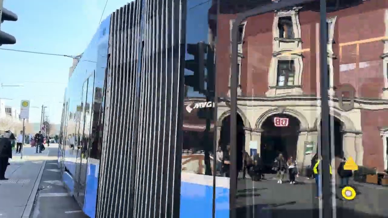 Der Avenio T4.8 fährt am Pasinger Bf ab. In München 
