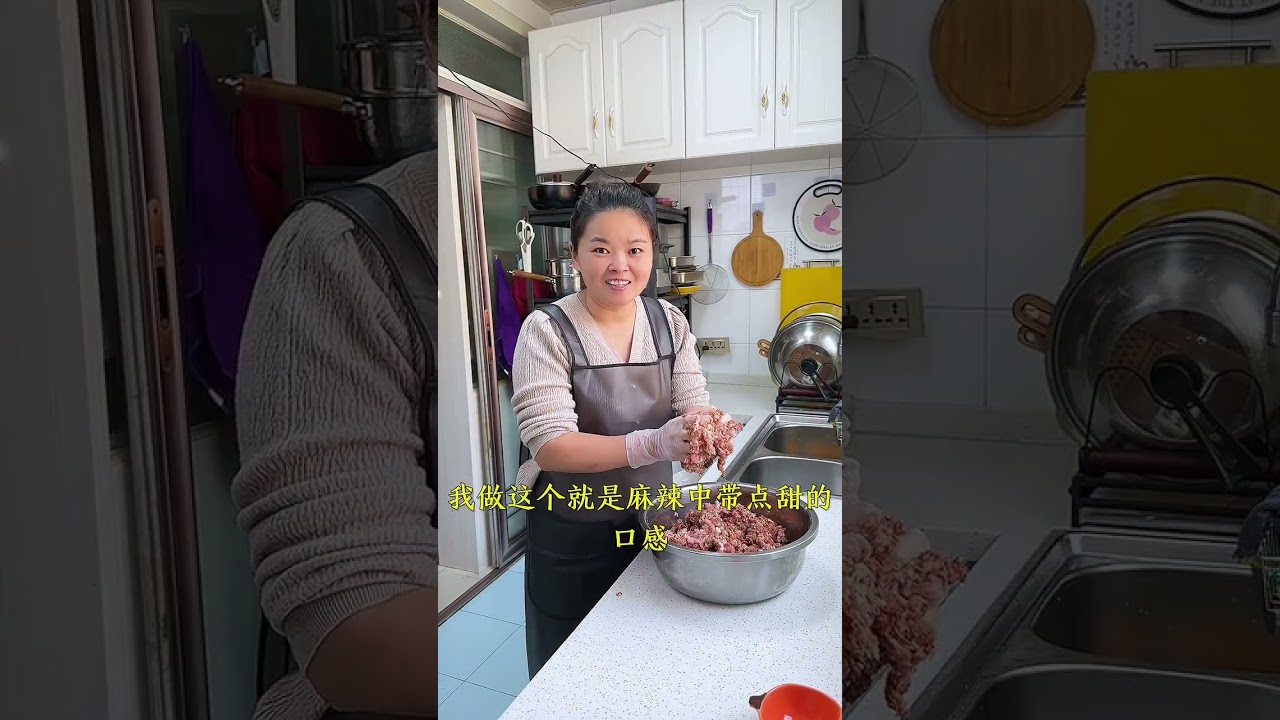 以后想吃# 香肠 就自己在家做，干净卫生没有别的添加，做法还特别简单！# 美食 # 自制香肠# 我的厨房日记 # 美食教程