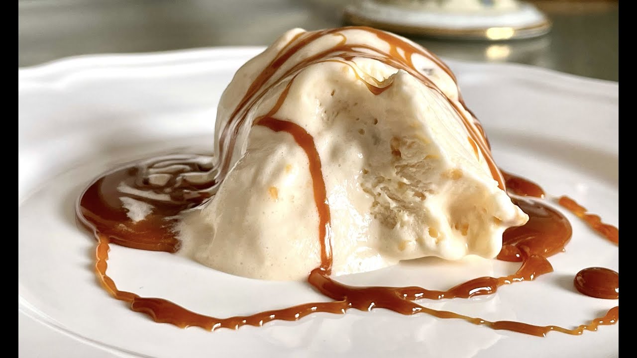 Helado de turrón con salsa de caramelo salado / Nougat biscuit glacé with salted caramel sauce