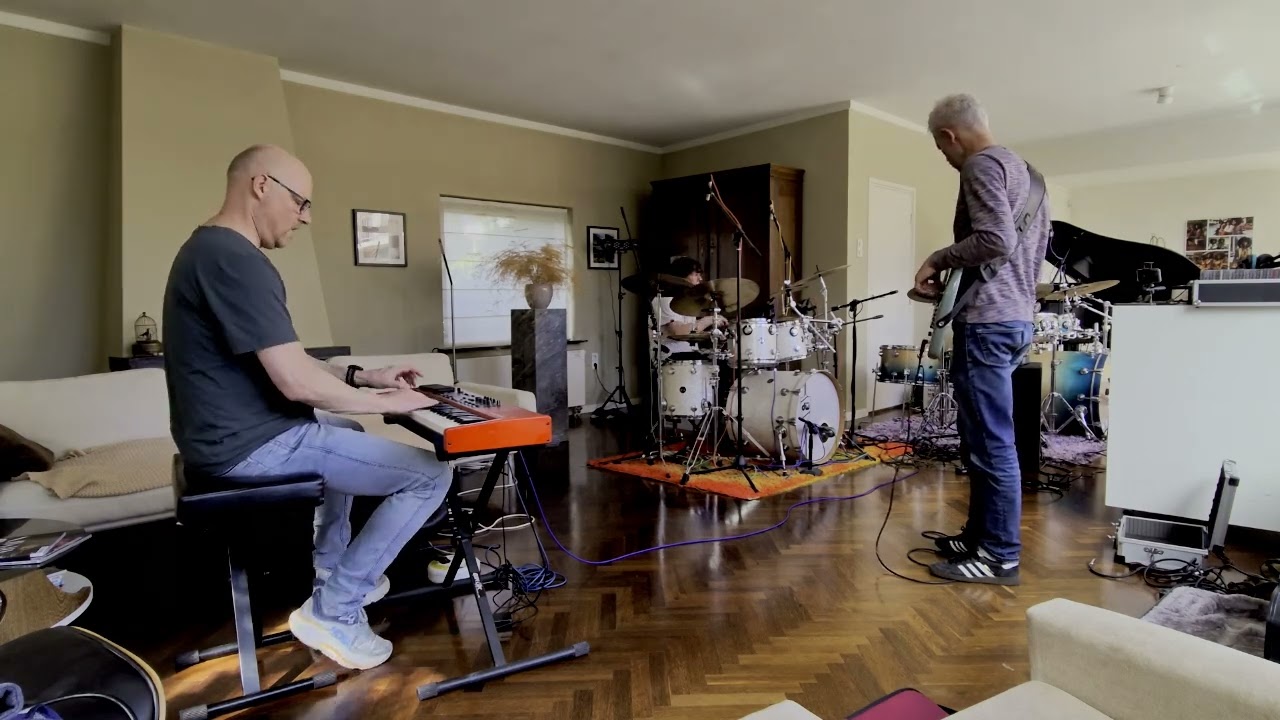 BOP live in session - Building funk fusion grooves while improvising - Keys, Bass and Drums