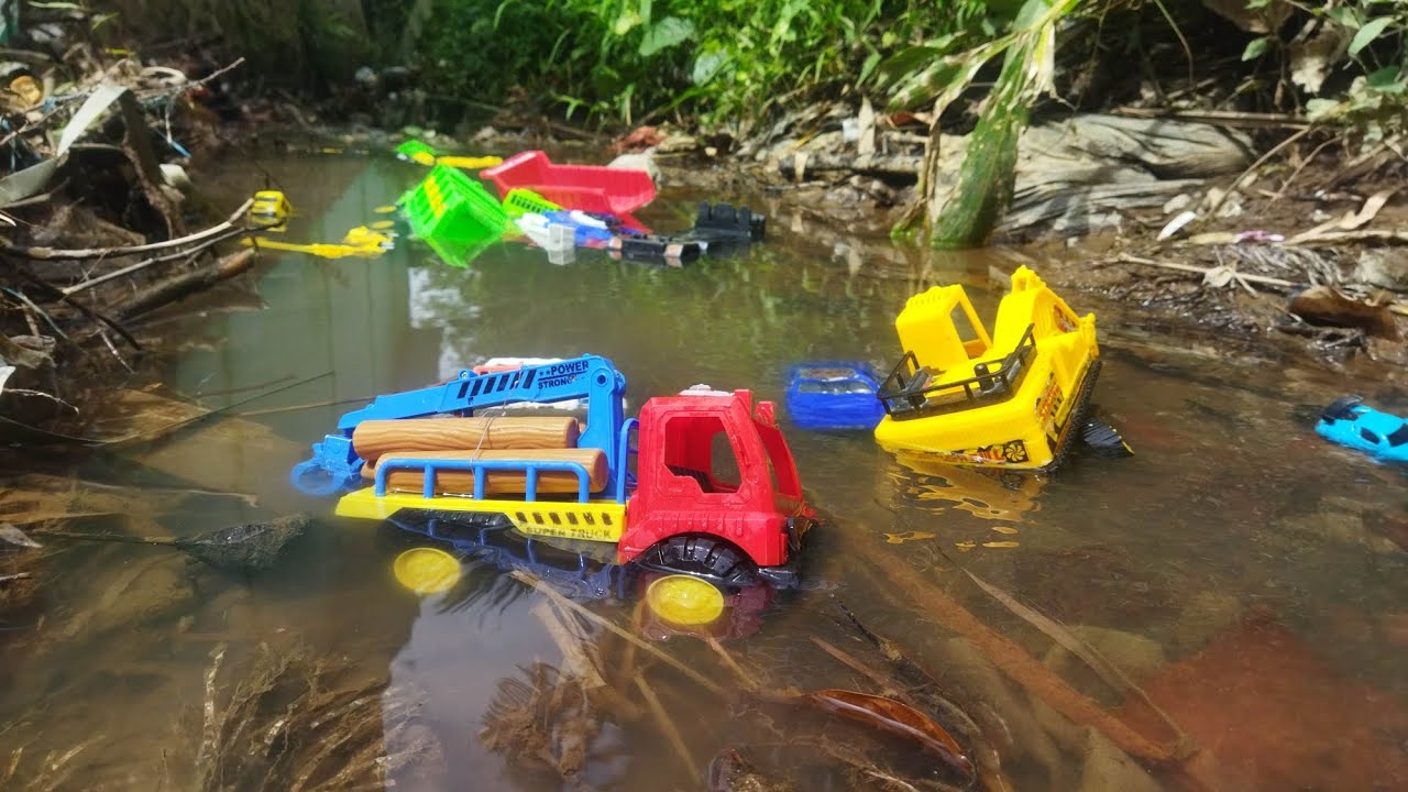 menemukan mainan mobil mobilan terapung di disungai,mobil truk kayu,mobil exavator,mobil pickup dll