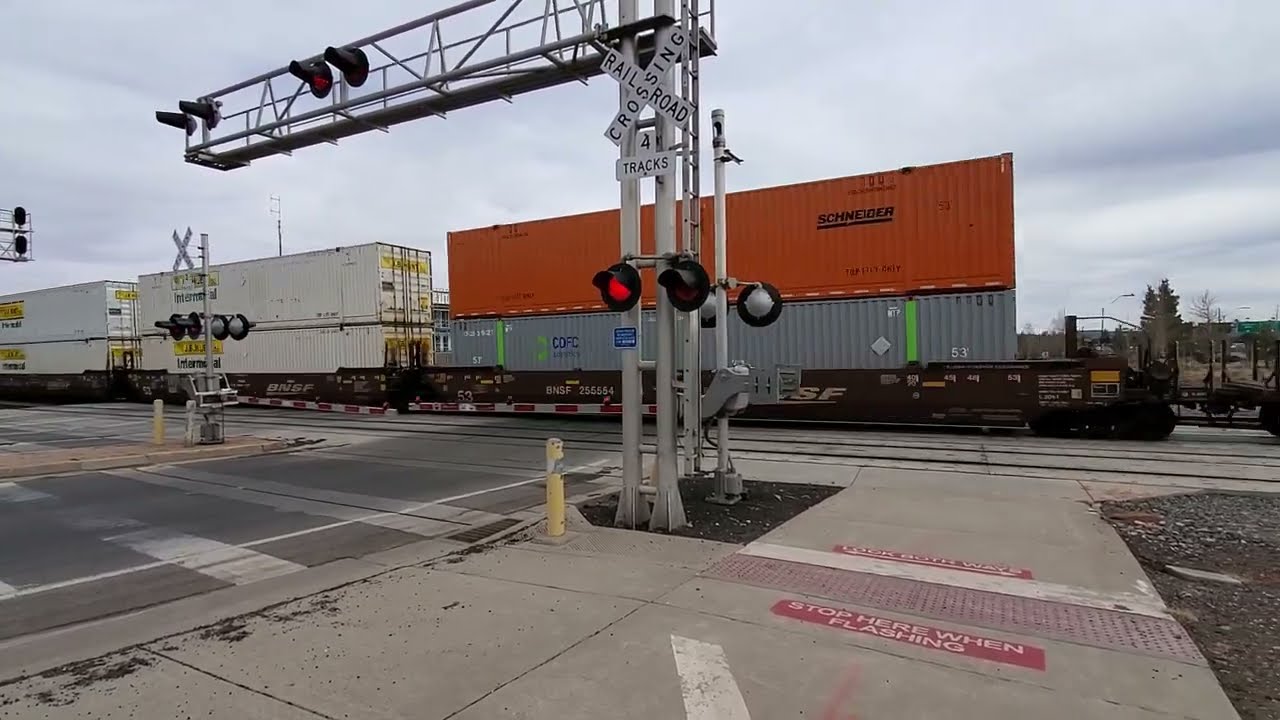Eastbound BNSF Train 7365 leading through Flagstaff, AZ