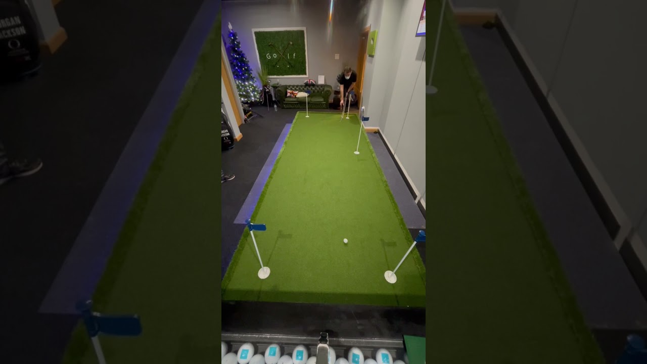 Utilising the perfect putter on the PutAWAY Golf adjustable putting platform. Speed and aim is key⛳️