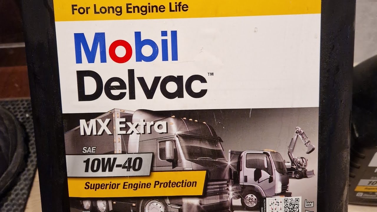 сравнение mobil delvac 10w40 из   двух разных магазинов, попалась подделка.