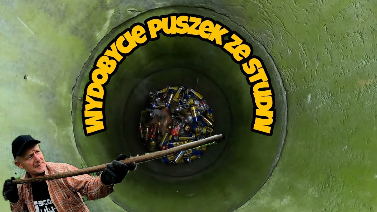 Złomiarze z Sandomierza wydobywają puszki ze studni