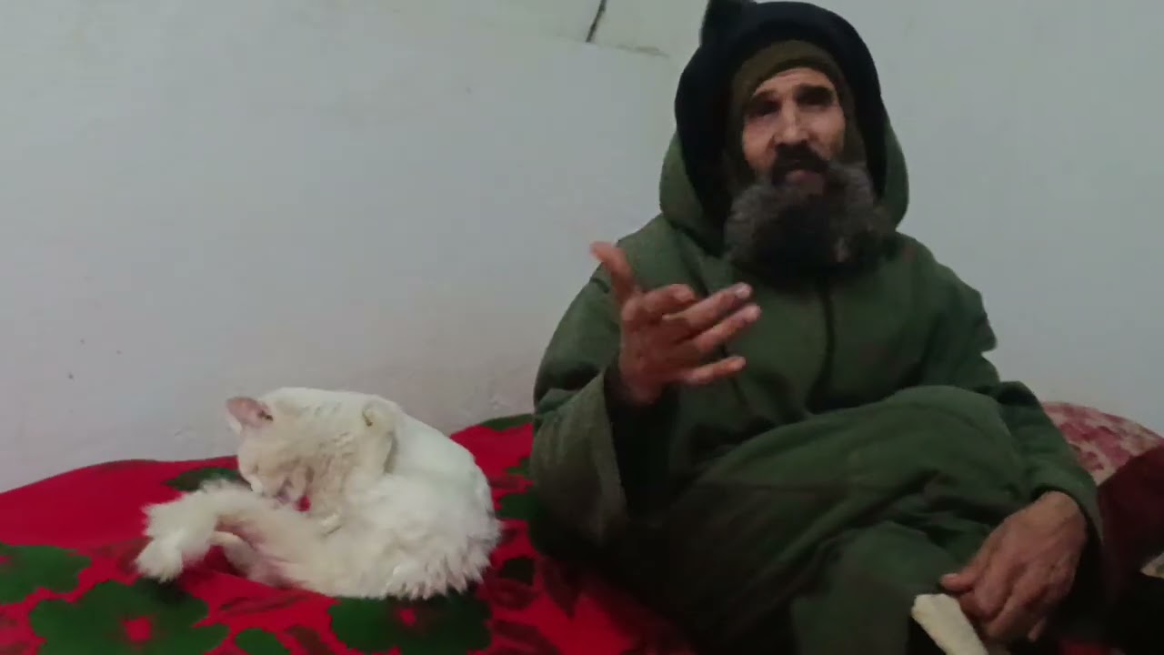 سبحان الله هاد الرجل كأنه ولي من أولياء الله الصالحين 🕋في هاد زمان الدي كترت فيه الفتن