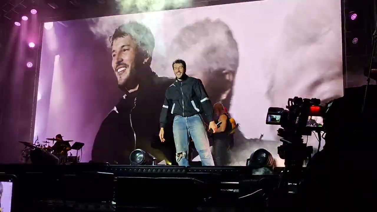 Sebastián Yatra en los Carnavales de Santa Cruz @sebastianyatra 