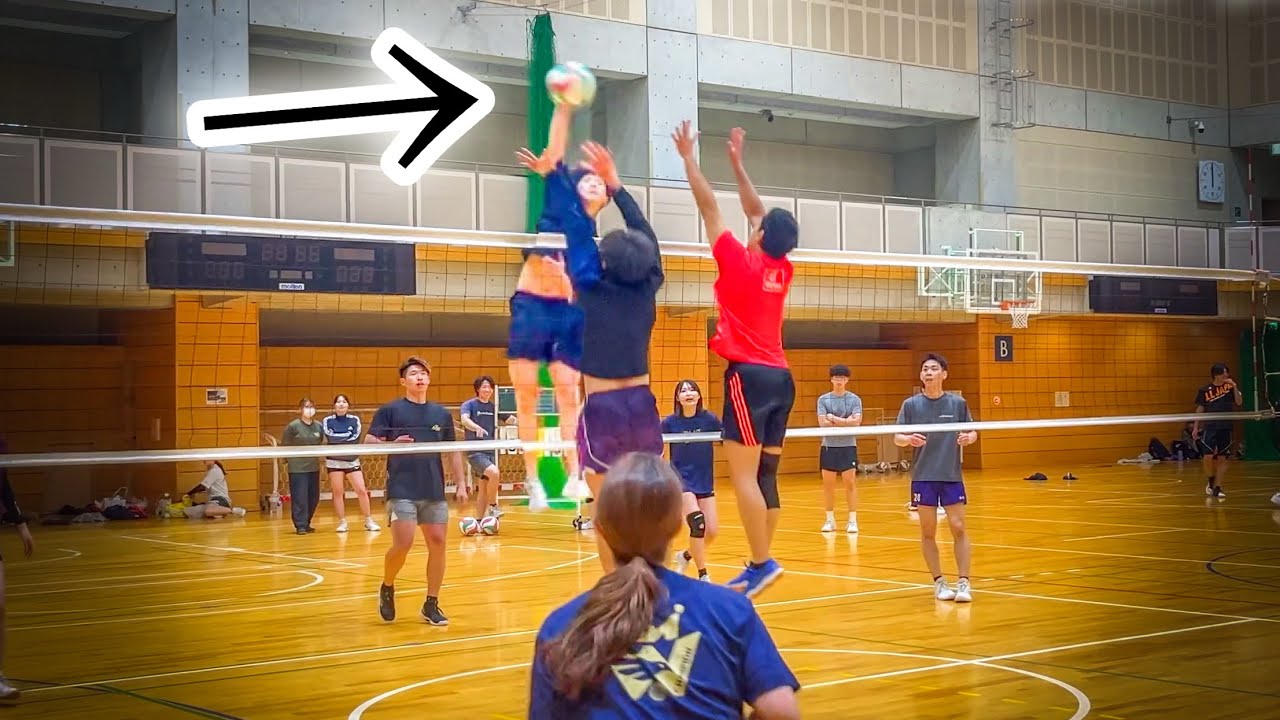 (Волейбольный матч) Прыжки его соперника необычайно высоки.