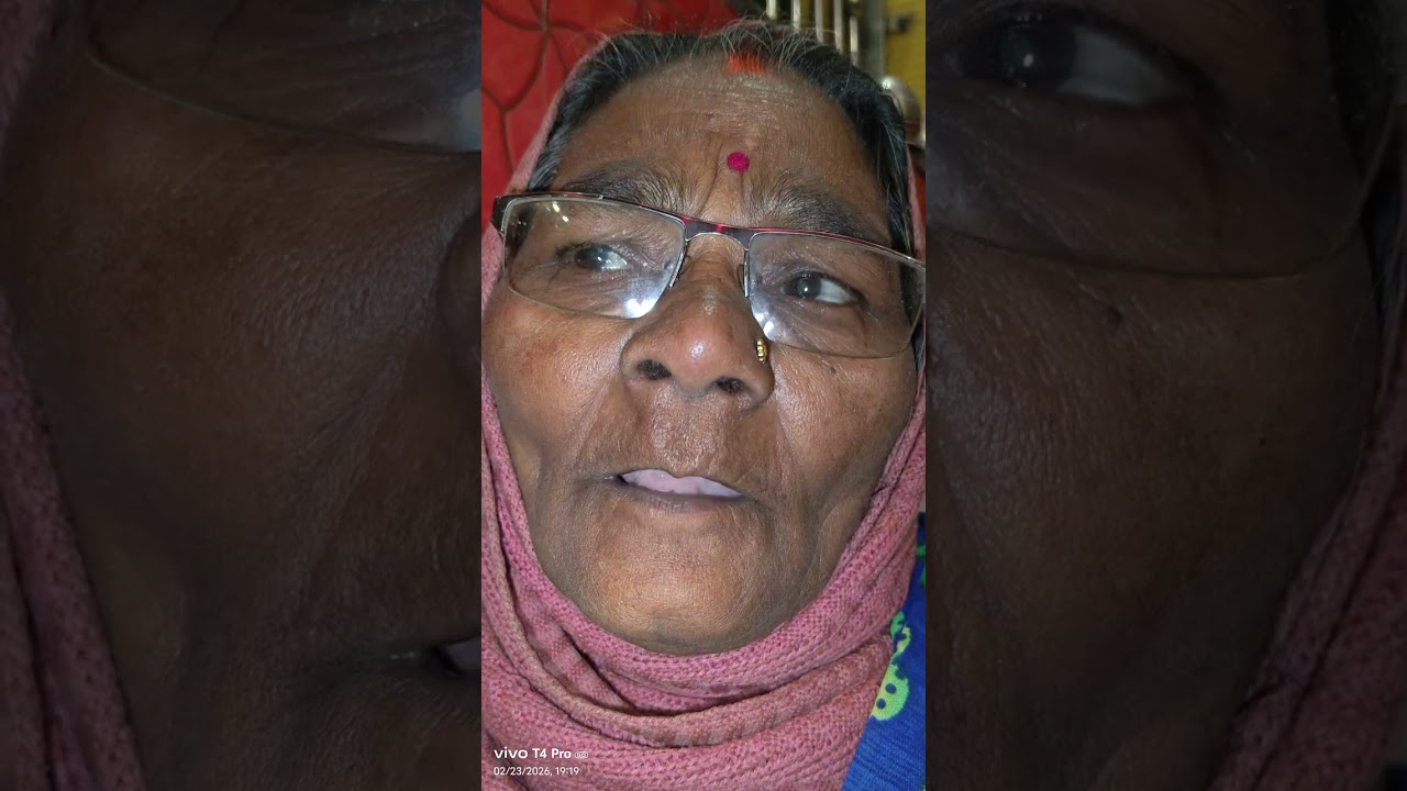 Durga ji ke mandir mein Chhota Se bada lekar Aaye Hain mahilayen jaate hue