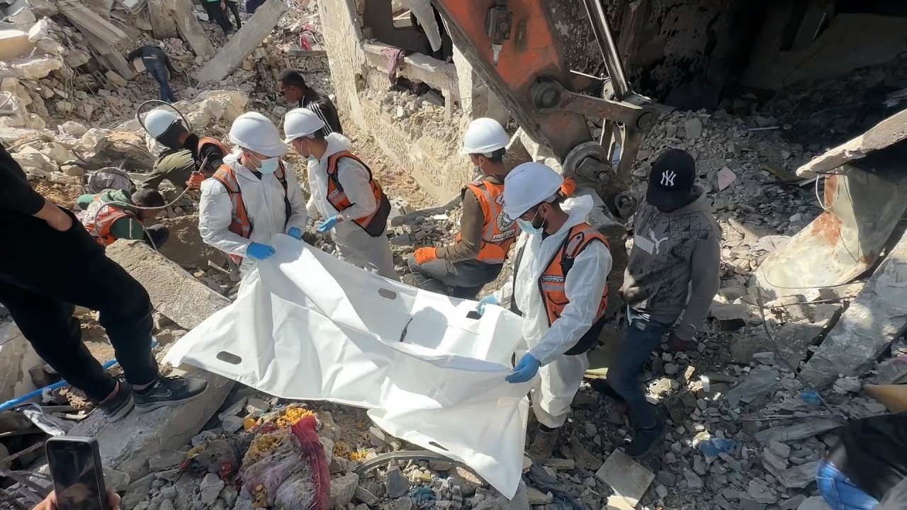 انتشال جثامين شهداء من تحت أنقاض منزل دمره الاحتلال الإسرائيلي خلال الحرب في بيت لاهيا شمال قطاع غزة