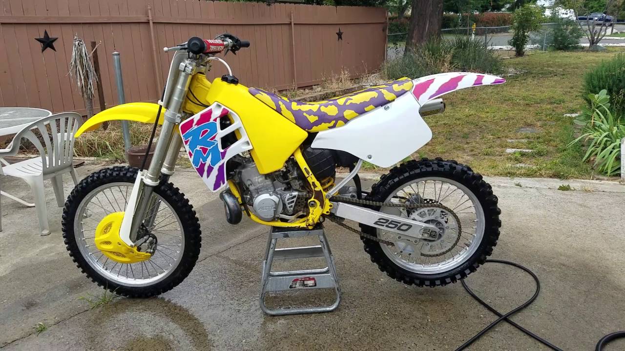 1992 Suzuki RM250 start-up.