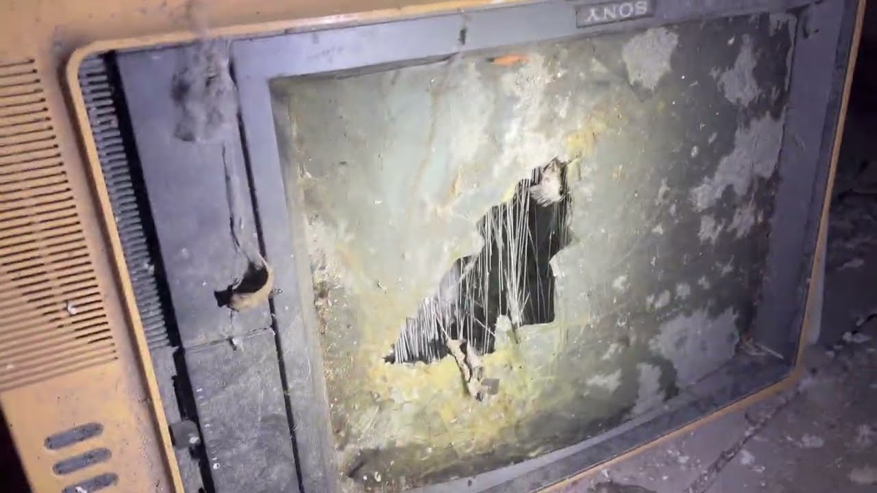 Opuszczone gospodarstwo lata temu schody do nikąd Urbex marzec 2023