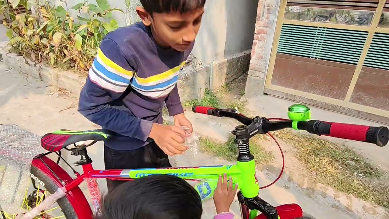 অবশেষে আমার ছেলের উপহার হাতে পেলো।