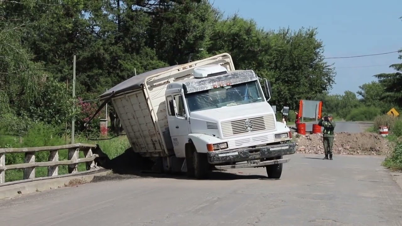 ACCIDENTE EN EL PUENTE DEL RIO CARCARAÑA - ACOPLADO HUNDIDO EN LAS PROFUNDIDADES