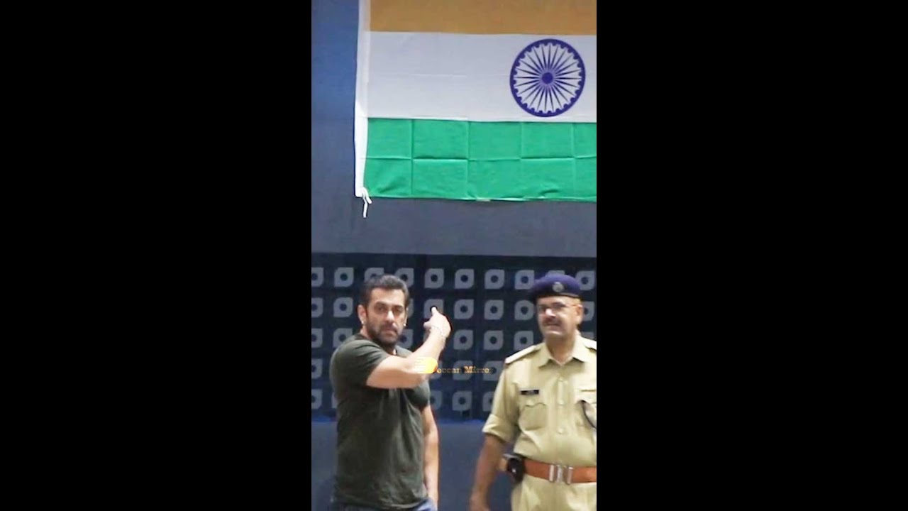 Salman Khan with Indian Flag at Kalina Airport #shorts