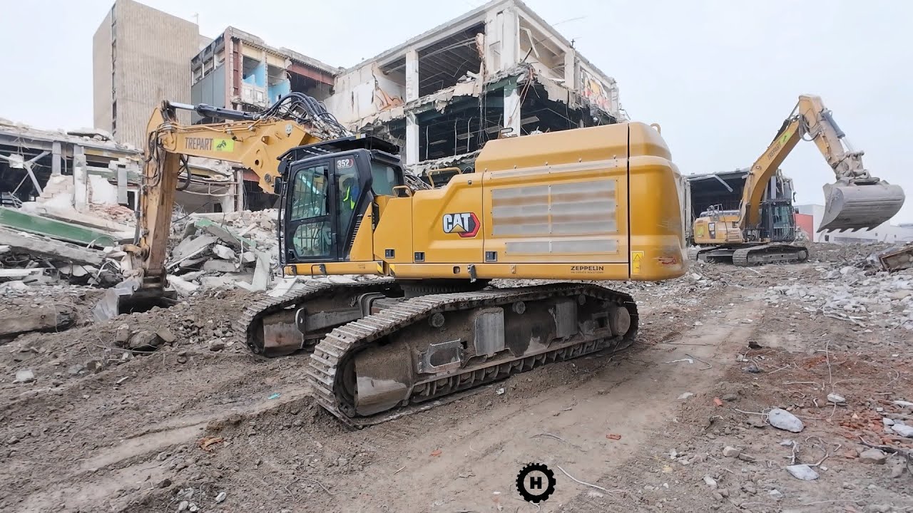 Rozbi&oacute;rka dużego obiektu koparkami Cat 352 UHD i Cat 330F