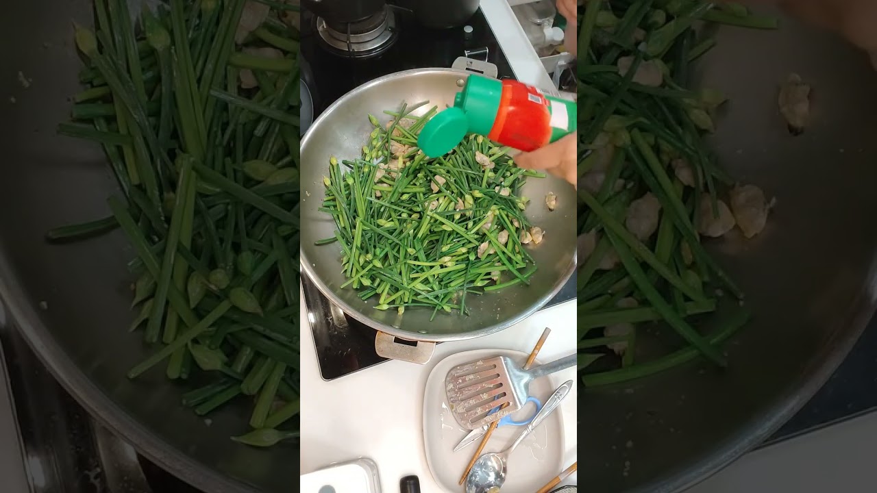 Stir-Fry Garlic Chives with Clams