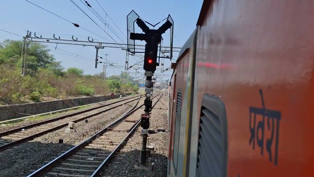 20845 Bilaspur- Bikaner SF Express ANJI/ WAP-7 arrival in Nagda Junction 