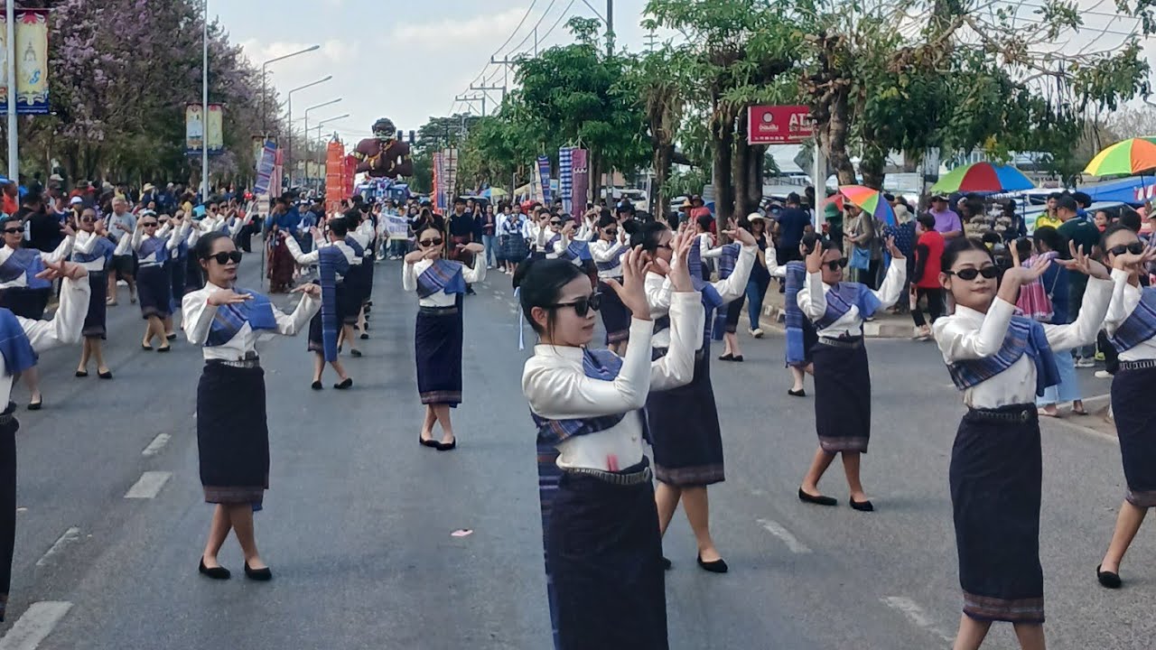 คนริมทาง Channelสดแห่ยักค์คุ กำลังถ่ายทอดสด!