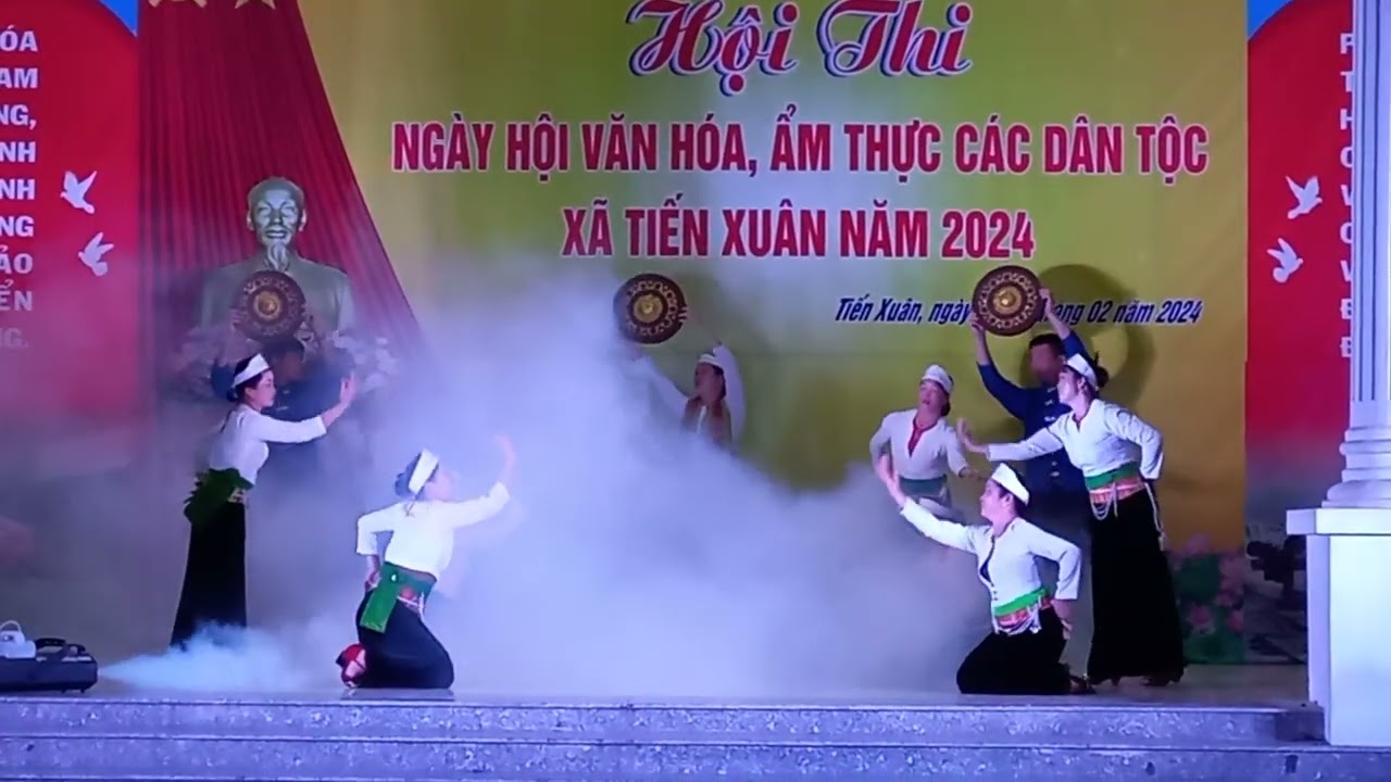 múa. trích đon sử tích người Mường. của các cô gái sinh đẹp xã tiến xuân