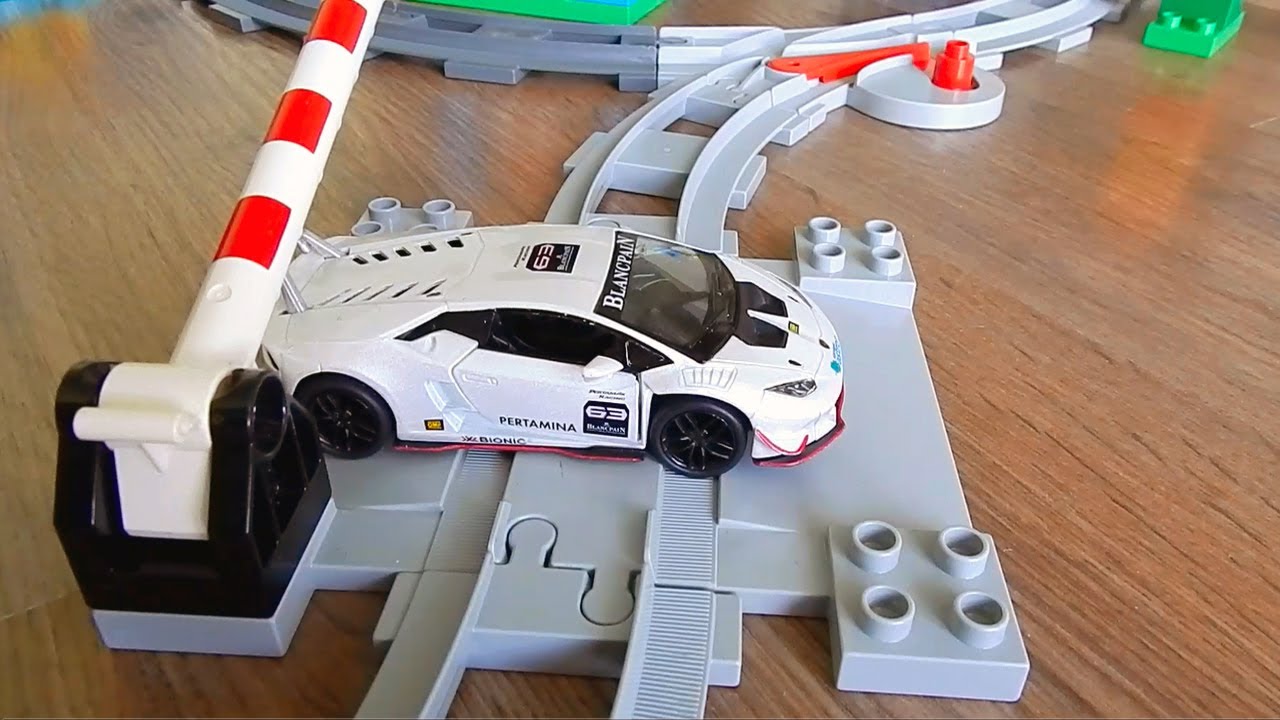 Аварія на переїзді! Суперкар застряг під шлагбаумом, LEGO паровозик та погоня поліції українською