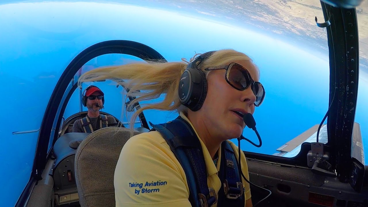 How Julie Clark flies her AirShow - 11,000 hours in the T-34 - she's a master pilot!