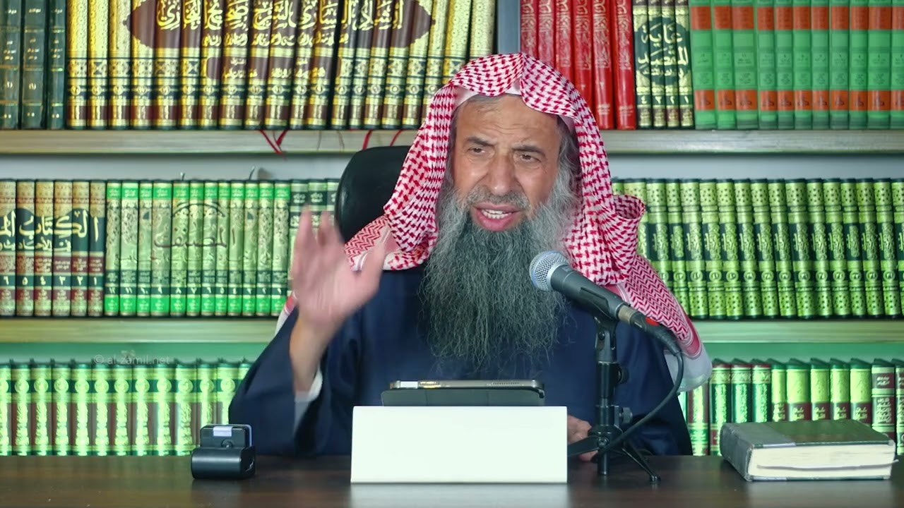 ما حكم إمام مسجد يستنيب غيره للصلاة بالناس ويعطيه نصف الراتب دون علم الأوقاف؟