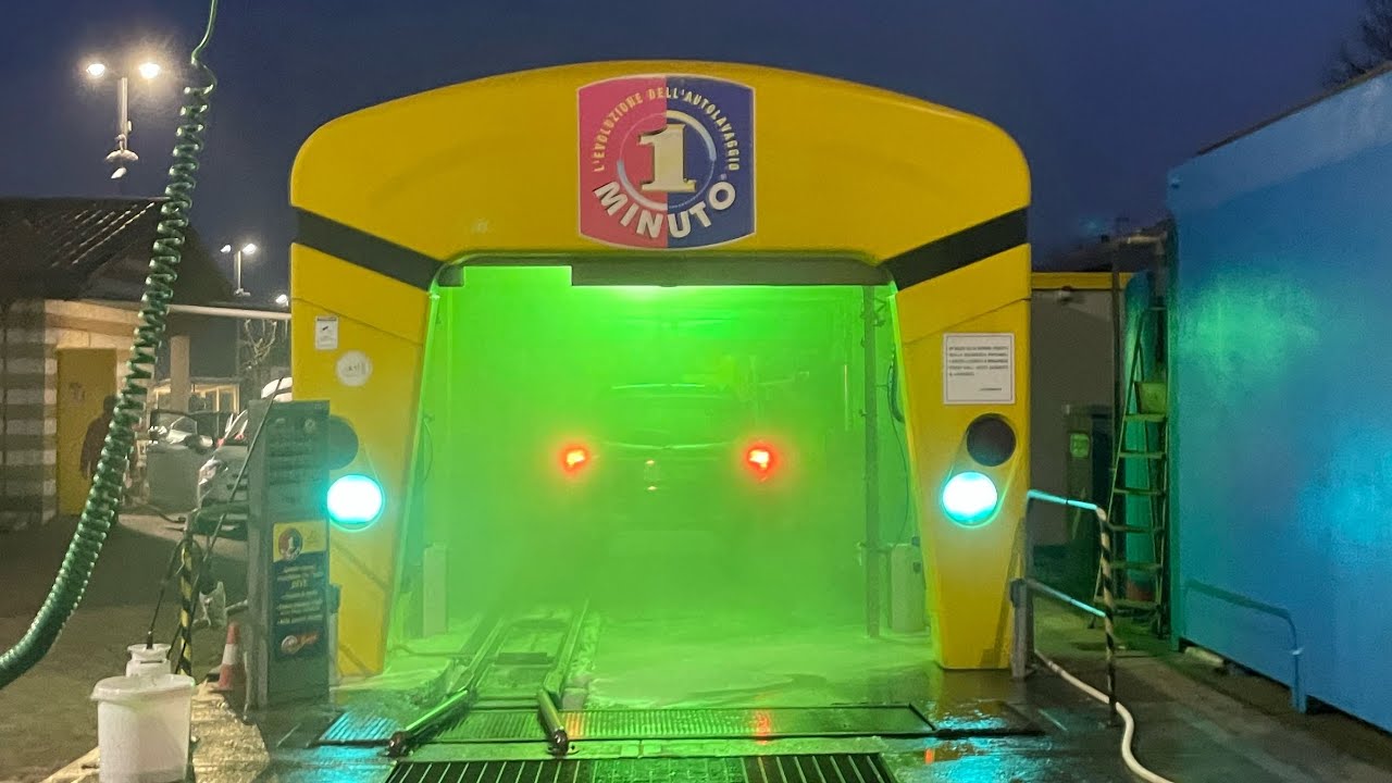 Ryko Delta Tunnel Car Wash “Autolavaggio 1 Minuto” Inside view
