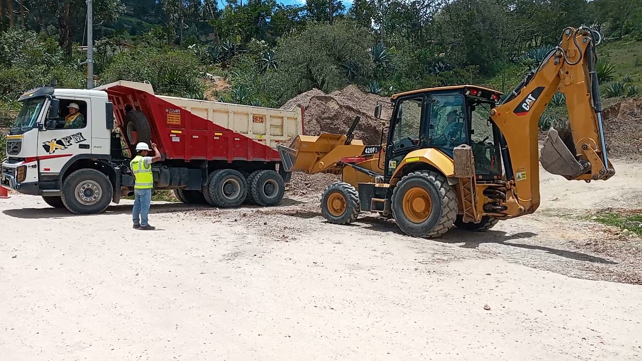 ENTRENAMIENTO  DE RETROEXCAVADORA EN CARGUIO A CAMION VOLQUETE.