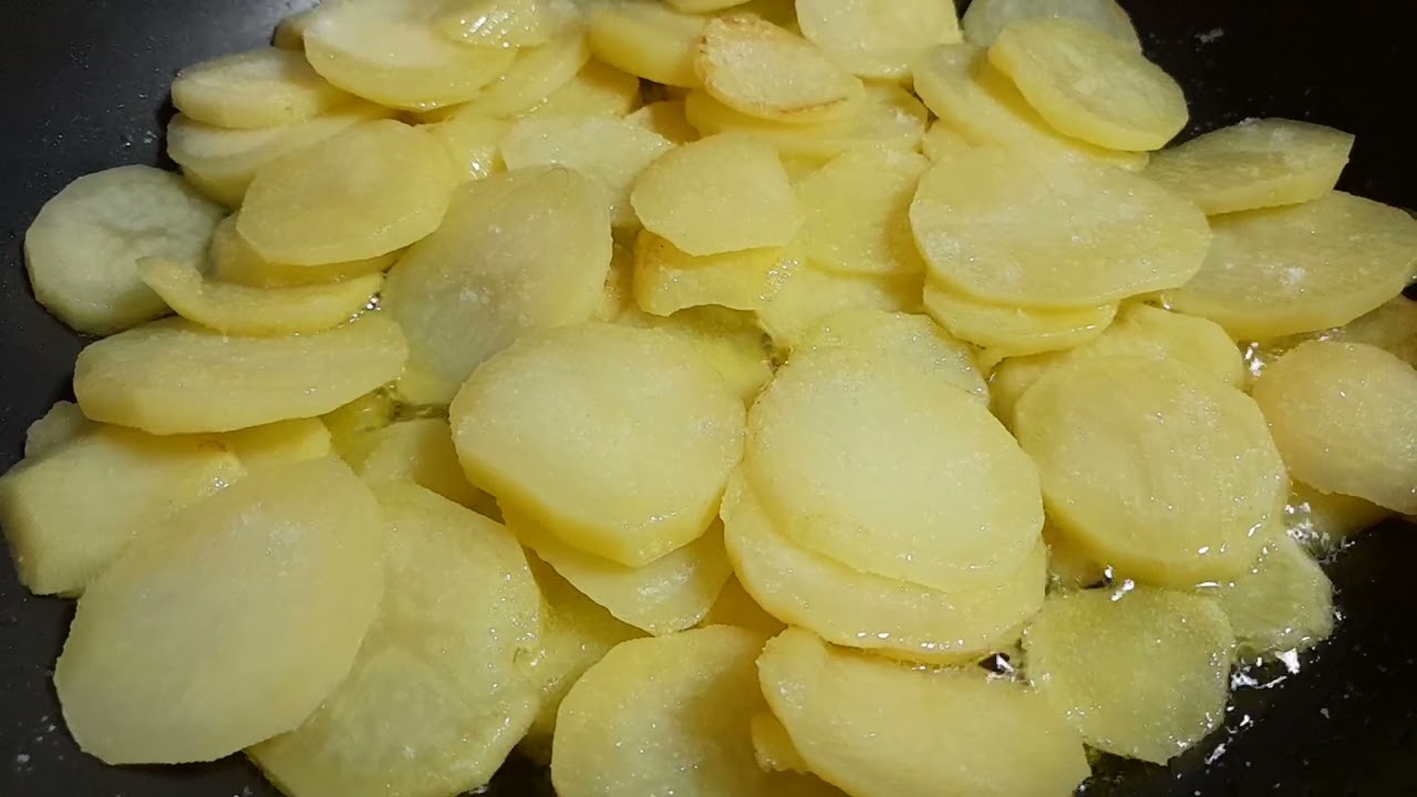 Uova in Padella Aperte su un Letto di Patate
