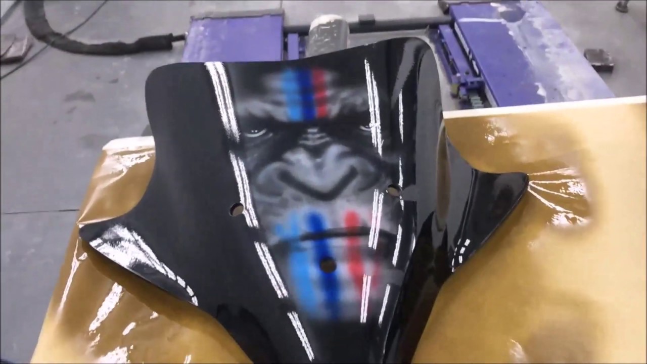 Blanke lak spuiten na het airbrushen spatbord.