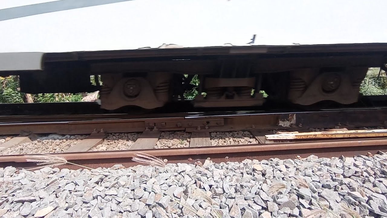 Kumpulan Suara Bogie Kereta Saat Melewati Sambungan Rel WESEL !!