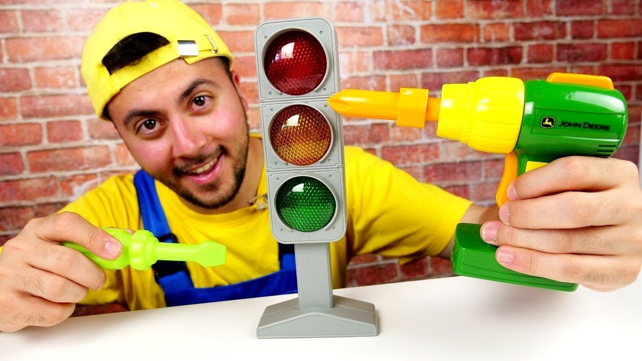 Araba oyunları. Okan trafikteki sorunları &ccedil;&ouml;z&uuml;yor. &Ccedil;ocuklar i&ccedil;in tamircilik oyunları.