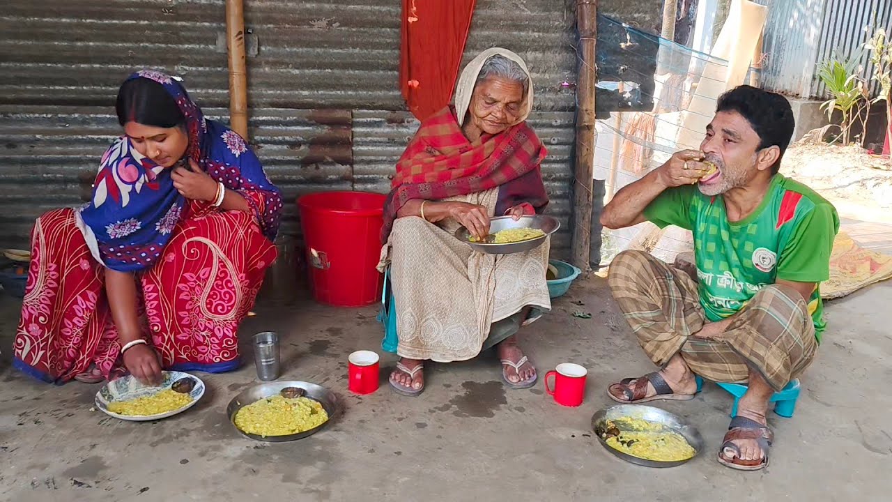 সকালবেলা গরম গরম খিচুড়ি তার সাথে বেগুনভরা 