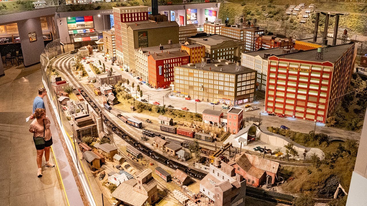 World's Largest Indoor G Scale Model Railroad | Entertrainment Junction