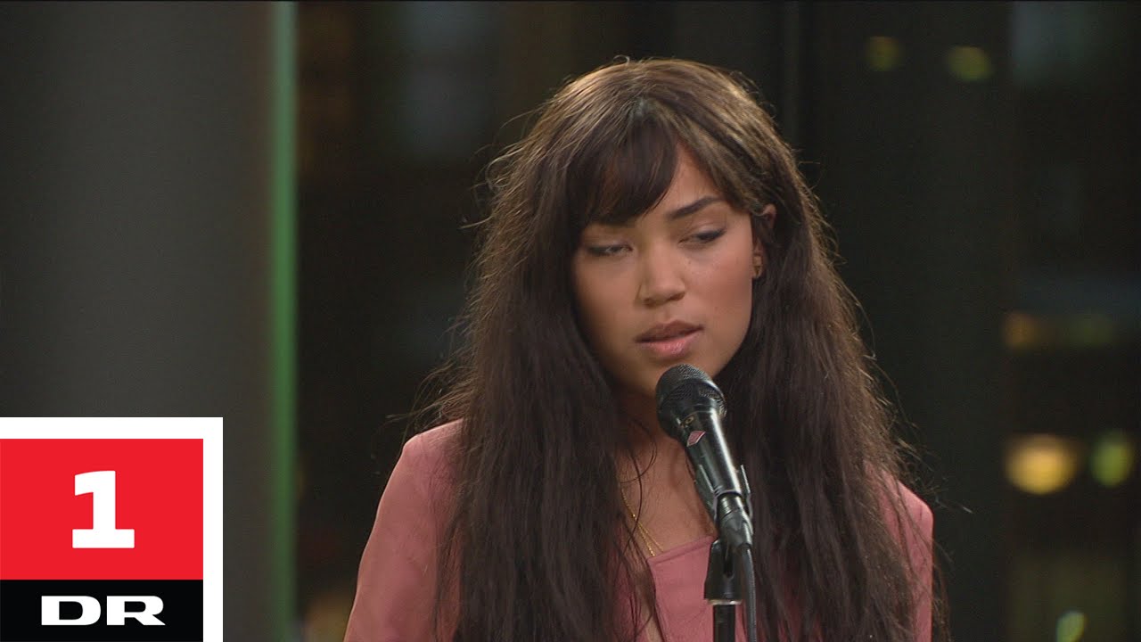 Kwamie Liv med Kim Larsens 'Pianomand' i Aftenshowet | Aftenshowet | DR1