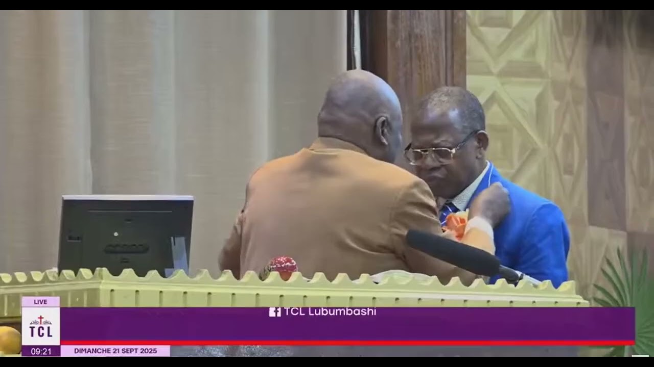Fr Ekaka donne des gerbes de fleurs à Fr KAZADI WA KALENGA pour des loyaux services 