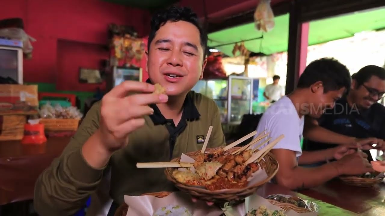 Malvino Fajaro Kulineran di Warung Ari Sate Lilit Ikan Marlin | MAKAN RECEH (01/11/23)