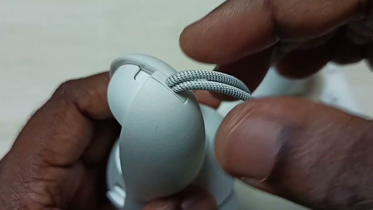 Meta Quest 3 : How to Remove the Wrist Strap of the Controllers