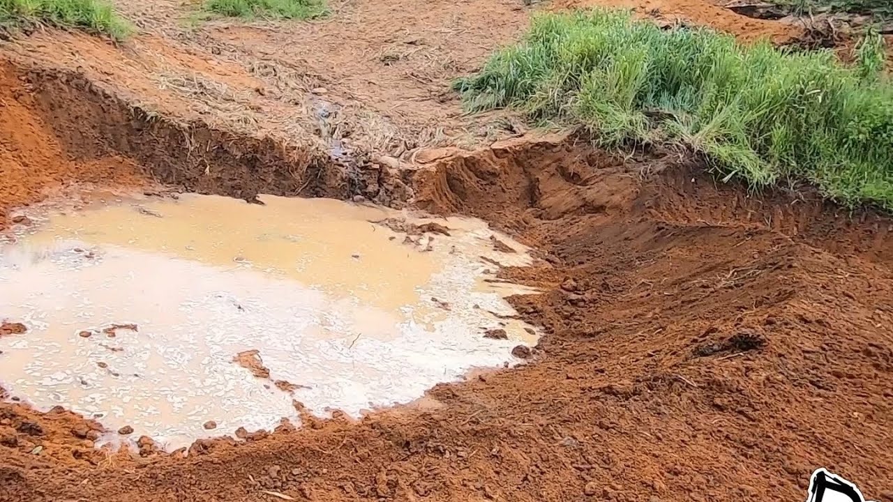 CONSTRU&Ccedil;&Atilde;O DE UM PEQUENO RESERVAT&Oacute;RIO ESCAVADEIRA HIDR&Aacute;ULICA