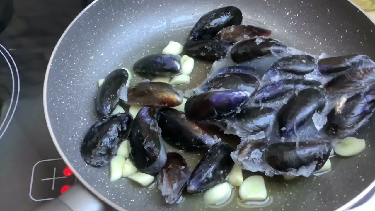 MUSCHELN 🐚 in WEISSWEINSOẞE 🍷 ala MAVERICK BERLIN (Kochvideo)