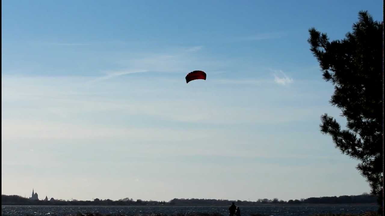 Lenkdrachen in Aktion - Loissin (OT Ludwigsburg) mit Blick &uuml;ber die Ostsee auf Greifswald