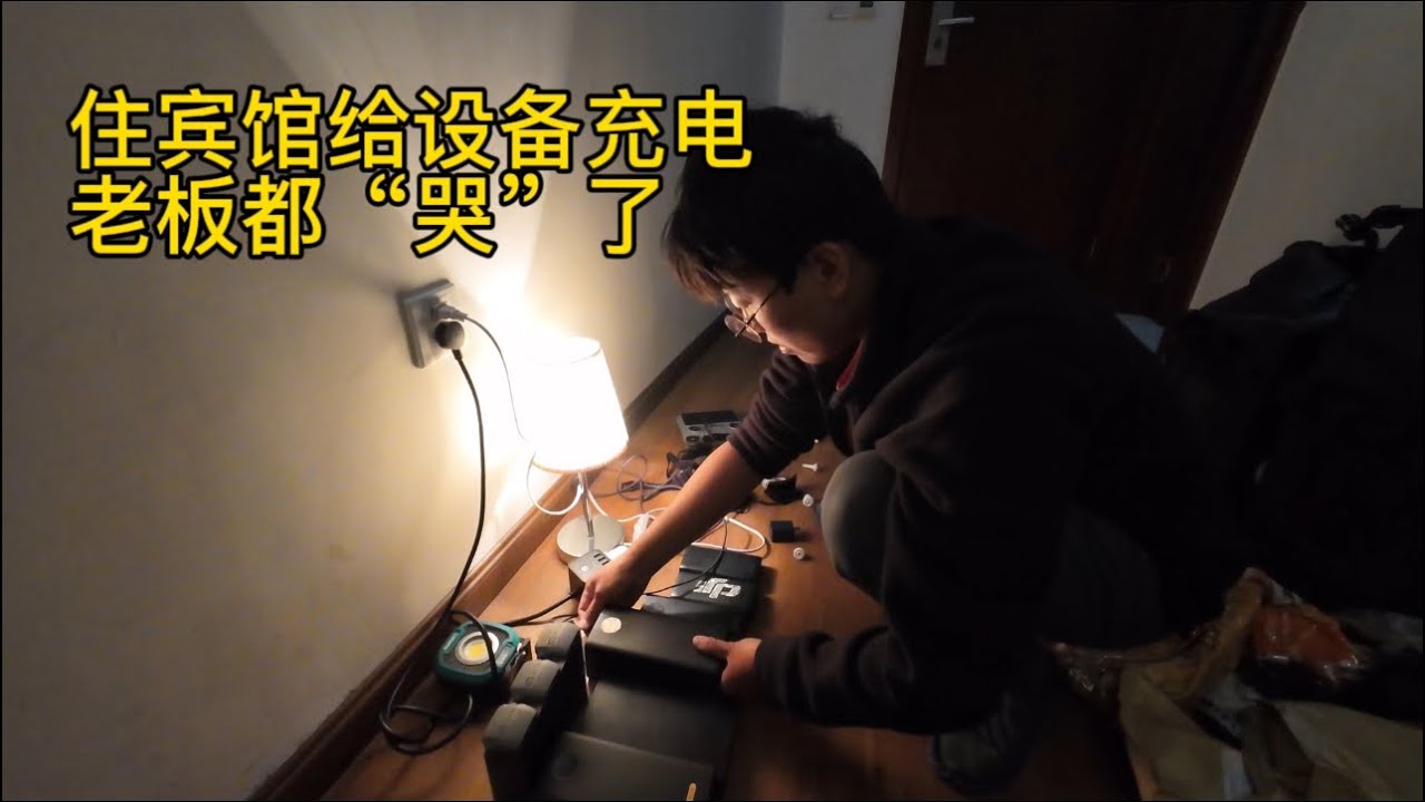 女生单人骑自行车去西藏，露营一周破个人最高纪录，终于抵达德钦县城，入住宾馆洗漱充电