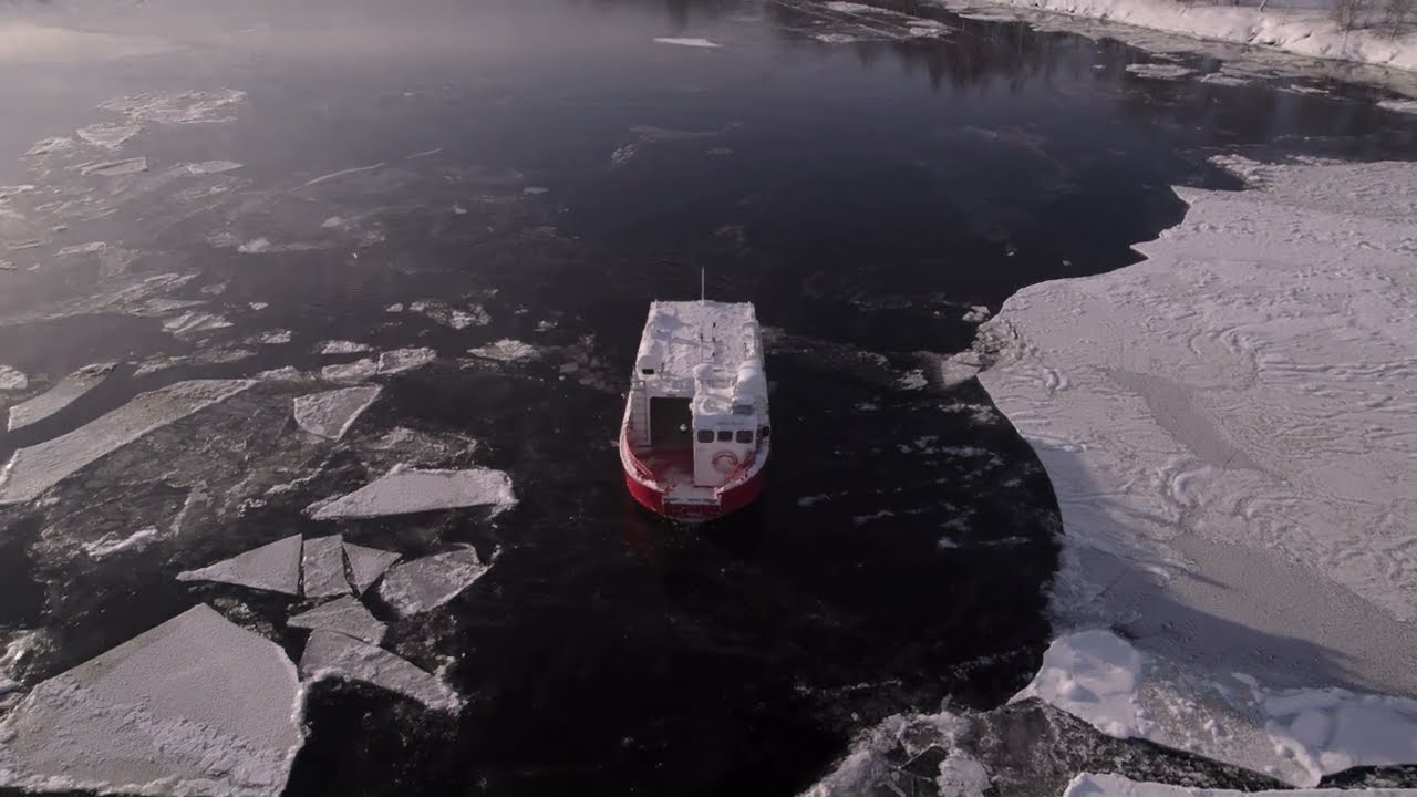 The City Ferry's winter journey: Across Glomma's icy waters