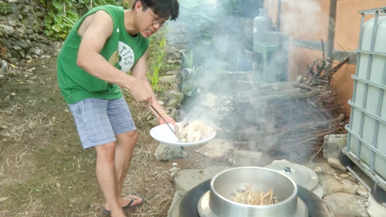 초복이라 삼계탕을 한번 끓여봤습니다