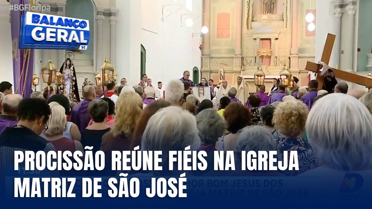 Fiéis participam da Procissão do Nosso Senhor Bom Jesus dos Passos