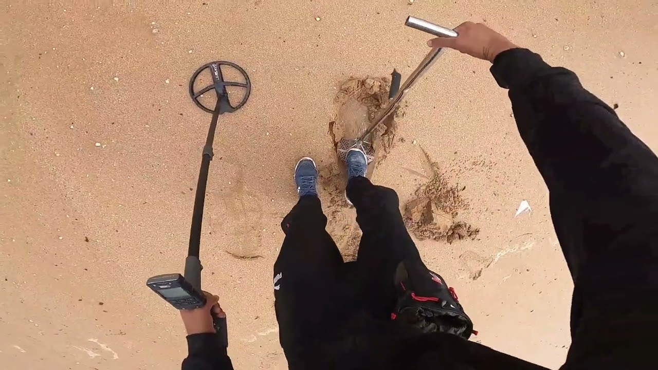 بحث عن اشياء مفقودة في الشاطئ بي جهاز كاشف المعادن